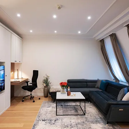 克莱纳玫瑰园酒店 4*